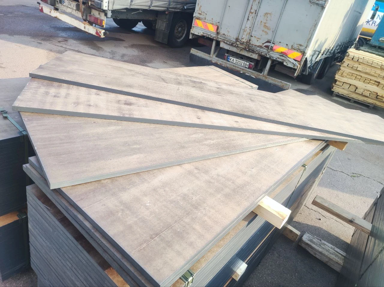 Складування та зберігання фанери